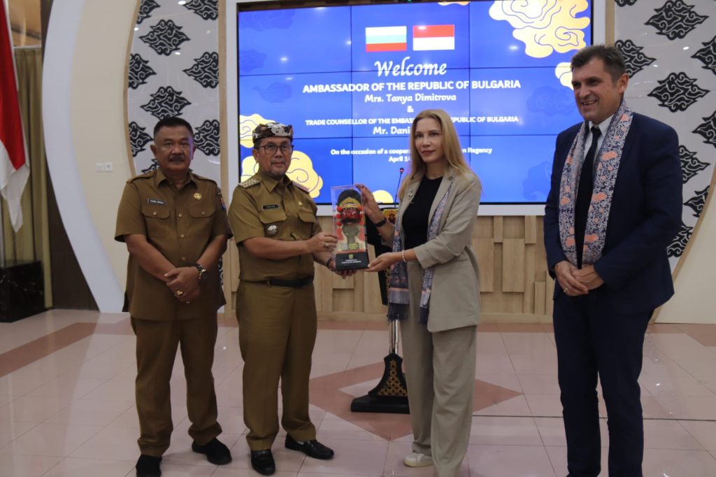 Terima Kunjungan Dubes Bulgaria, Bupati Imron Pamer Pertumbuhan Ekonomi Bupati Cirebon Imron menerima kunjungan Dubes Bulgaria untuk Indonesia