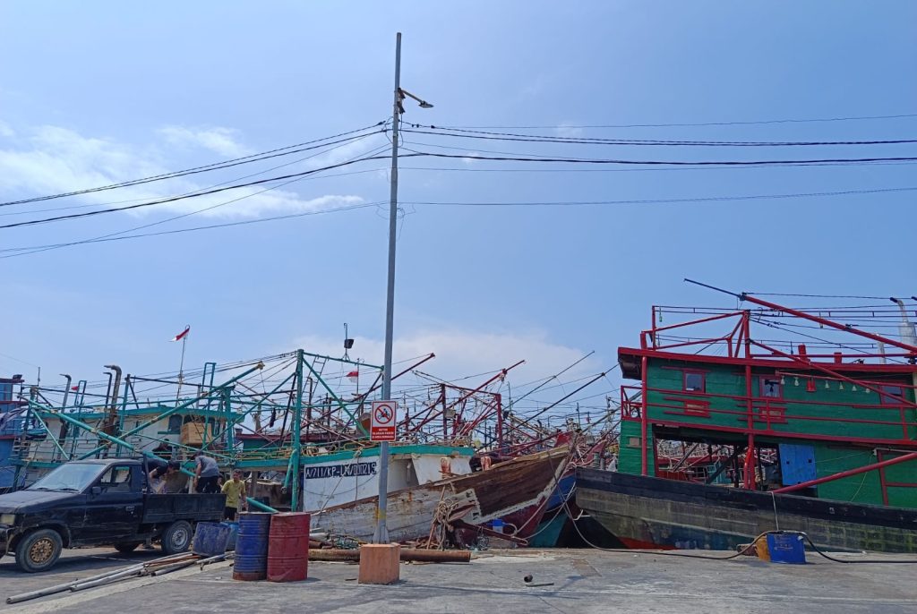 Ratusan Kapal di Pelabuhan Kejawanan Cirebon tak melaut imbas keterbatasan pasokan solar