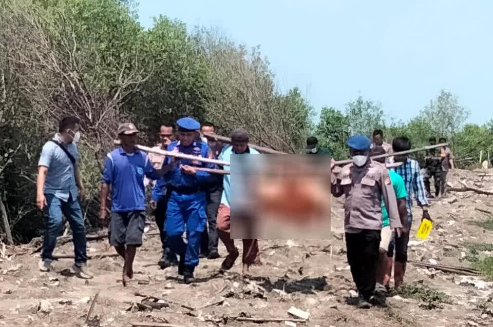 Mayat Pria Tanpa Identitas Ditemukan di Tepi Laut Desa Muara Cirebon penemuan mayat di Desa Muara Cirebon