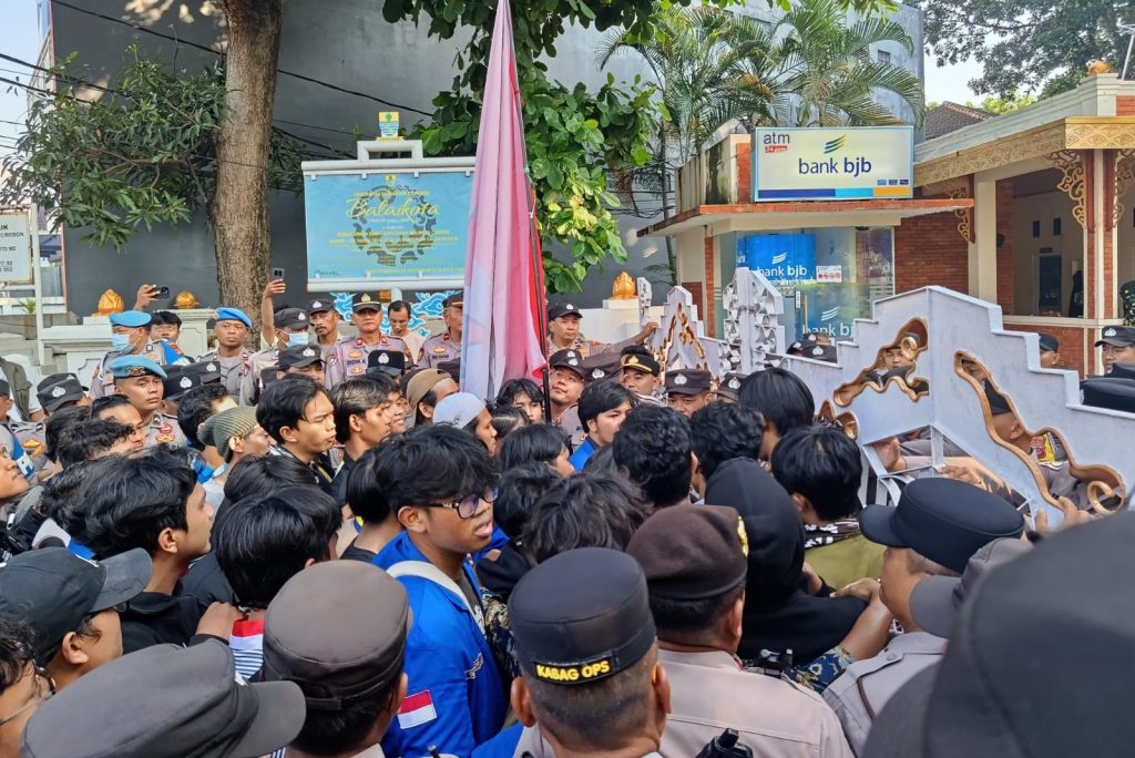 Ratusan Mahasiswa Demo di depan Balaikota Cirebon