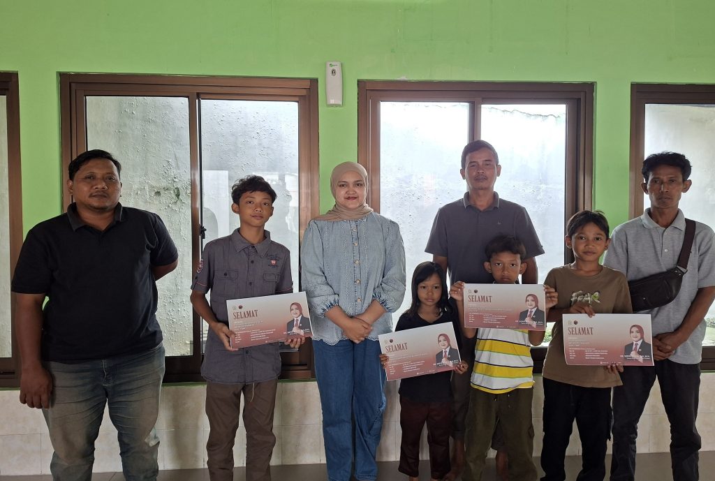 Ketua DPRD Kabupaten Cirebon, Sophi Zulfia, menyalurkan bantuan PIP untuk siswa SD dan SMP