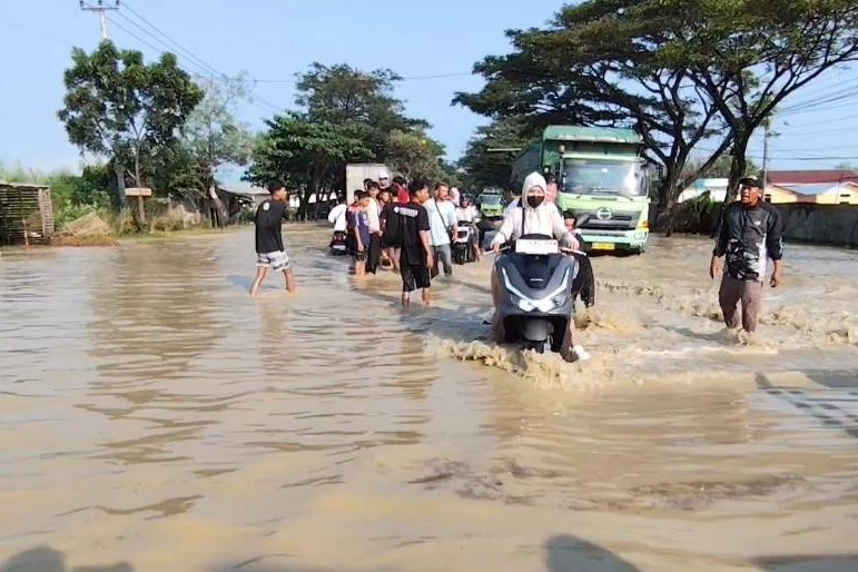 Banjir Rendam Jalur Pantura di Cirebon, Arus Lalu Lintas Tersendat Banjir di Jalur Pantura Cirebon