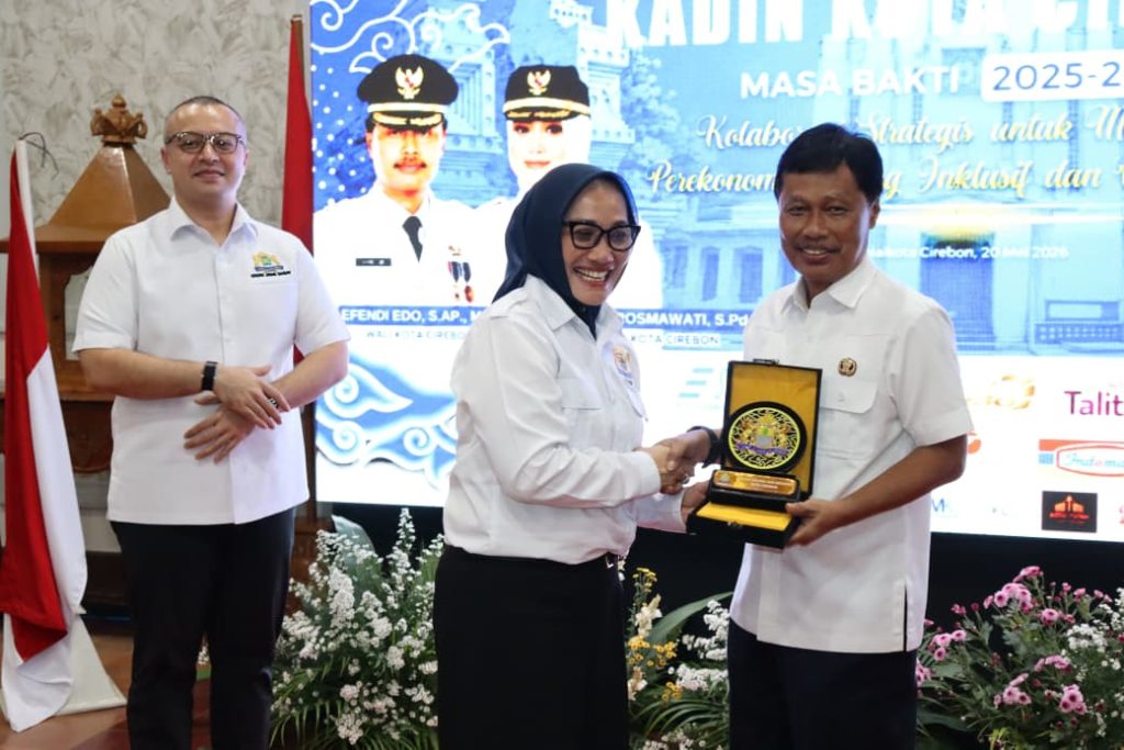 Eti Herawati Resmi Nahkodai Kadin Kota Cirebon