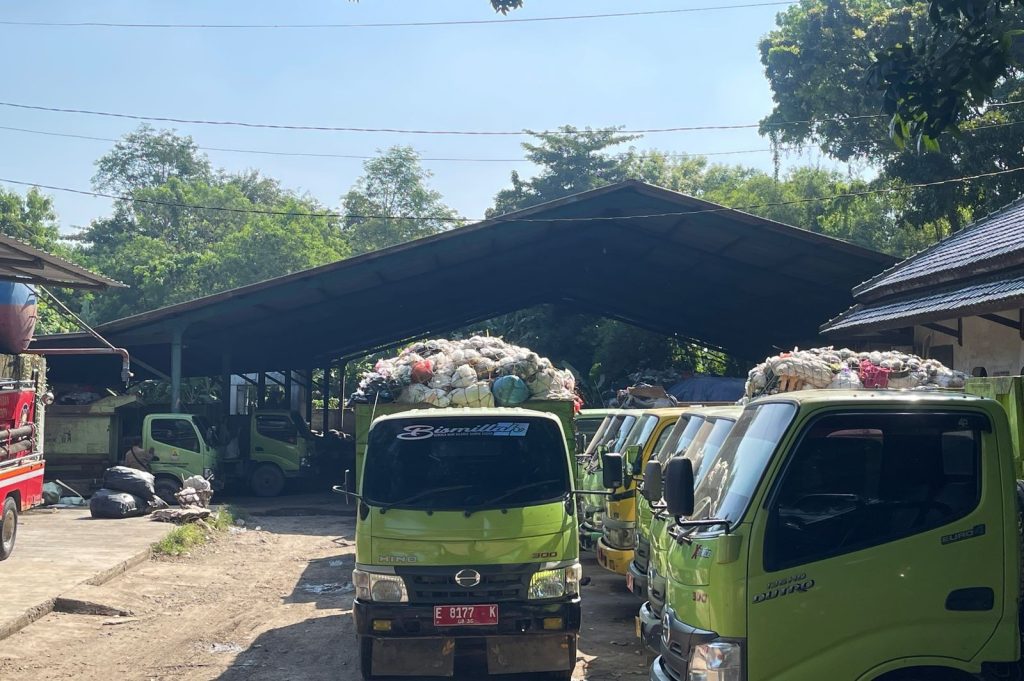 Truk Pengangkut Sampah di Kabupaten Cirebon Mogok karena Belum Bayar BBM